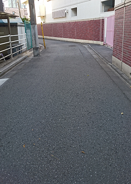 三田2丁目　慶應女子高等学校裏の対向路線の路面注意喚起