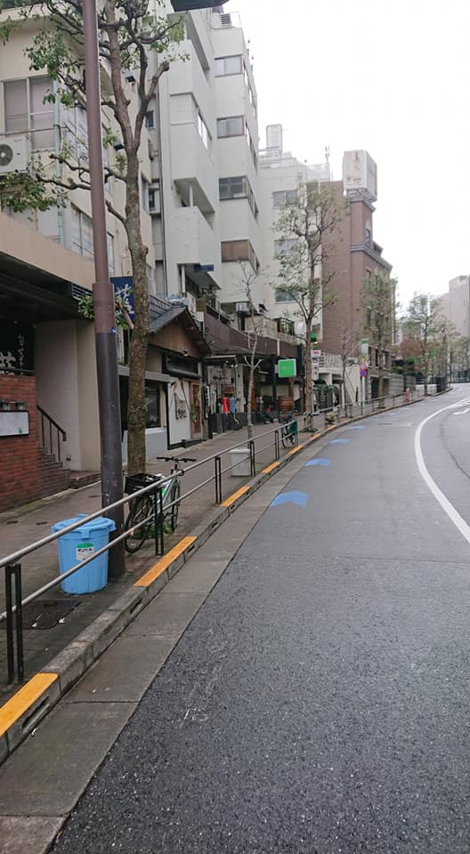 東京ミッドタウン横の道路に合流式マンホールに「防臭ふた付リッド」を設置